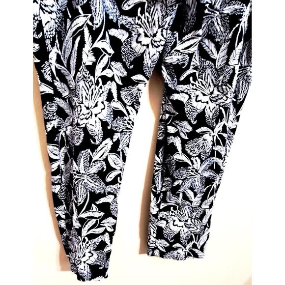 Perfect Stretch by Chico's 3.5 (Xl-XXL) Black Leaf Print Pants 28" Inseam FLAW - Picture 4 of 6